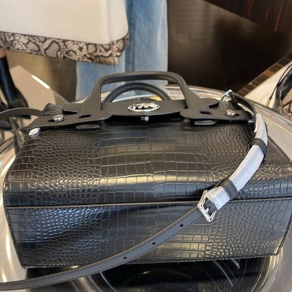 MICHAEL KORS
Carmen Medium Belted Flap Satchel Crocodile Leather
NWT - Picture 5 of 16